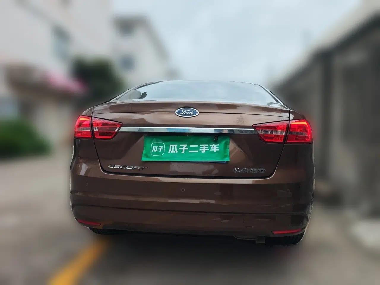 Ford Escort 2015 1.5L Manual Fashion Edition — миниатюра 5