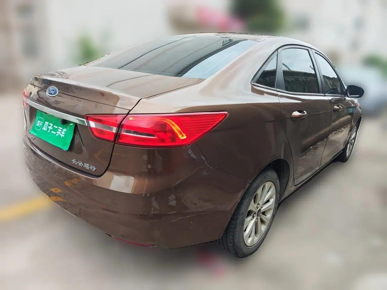 Ford Escort 2015 1.5L Manual Fashion Edition — миниатюра 6