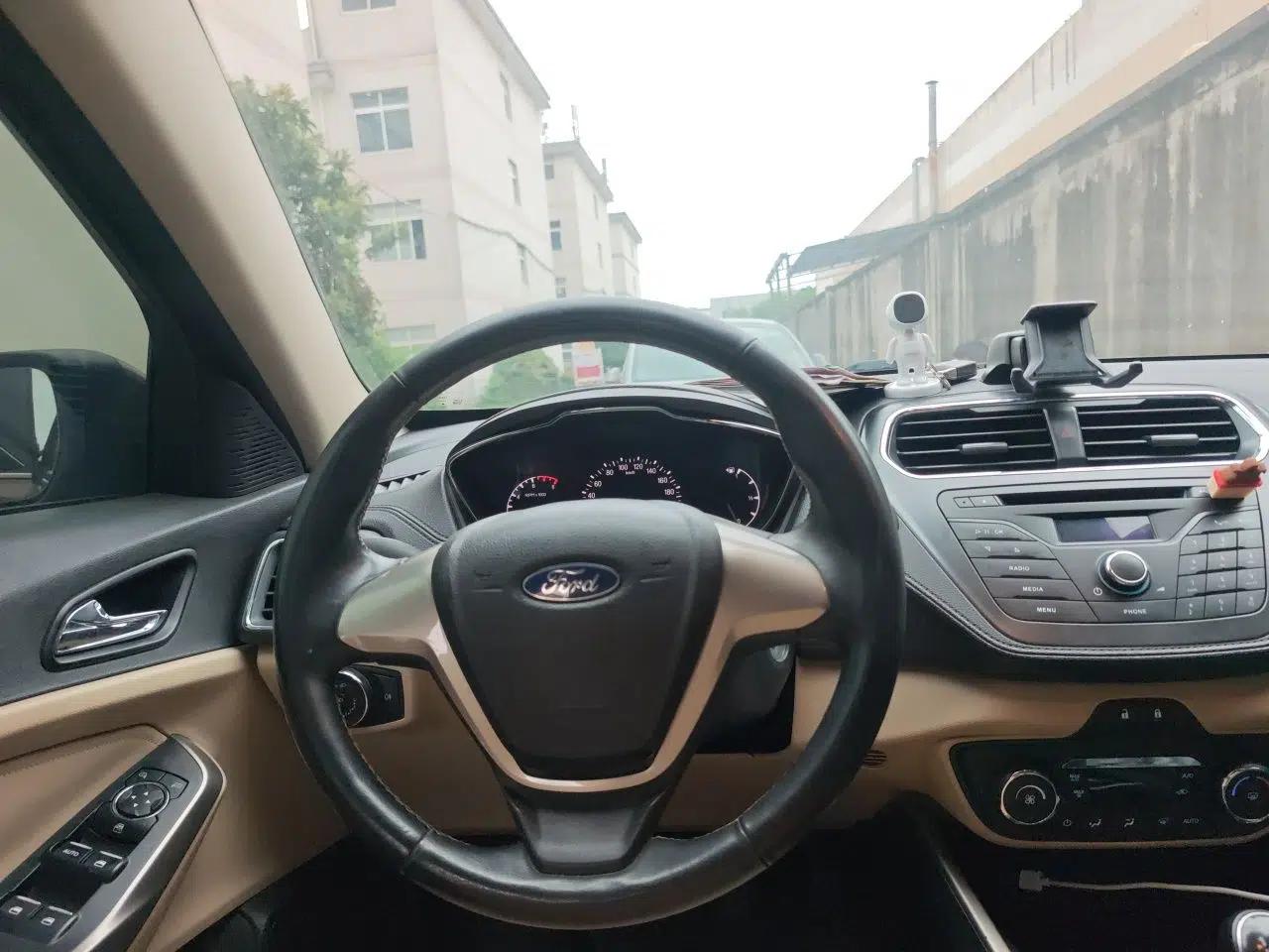 Ford Escort 2015 1.5L Manual Fashion Edition — миниатюра 10
