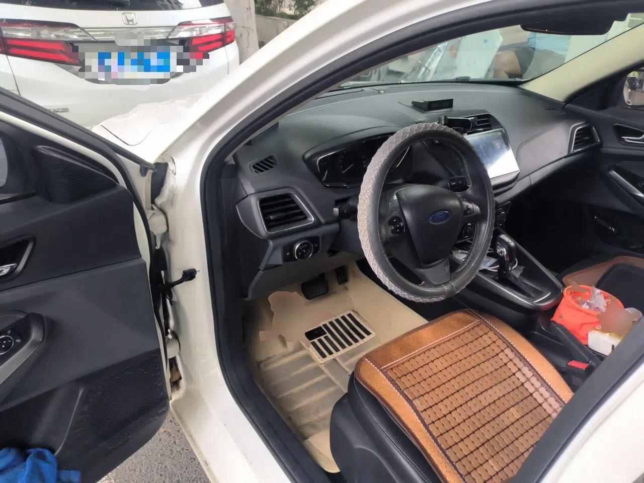 Ford Escort 2015 1.5L Automatic Fashion Model — миниатюра 16