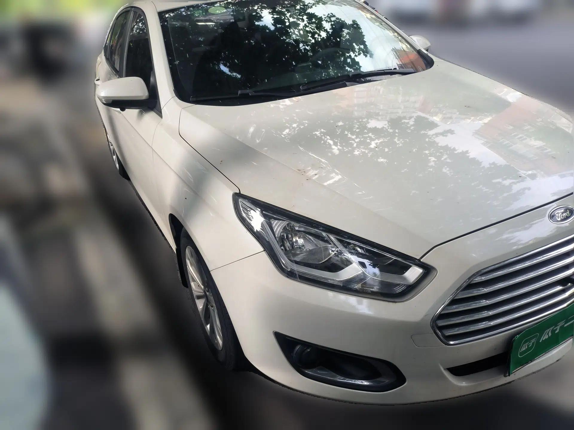 Ford Escort 2015 1.5L Automatic Fashion Model — миниатюра 3