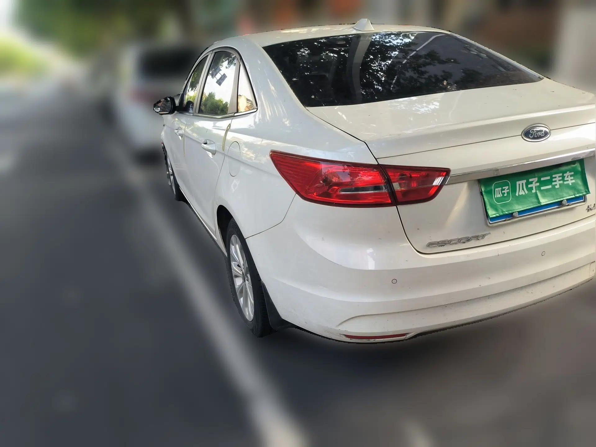 Ford Escort 2015 1.5L Automatic Fashion Model — миниатюра 4