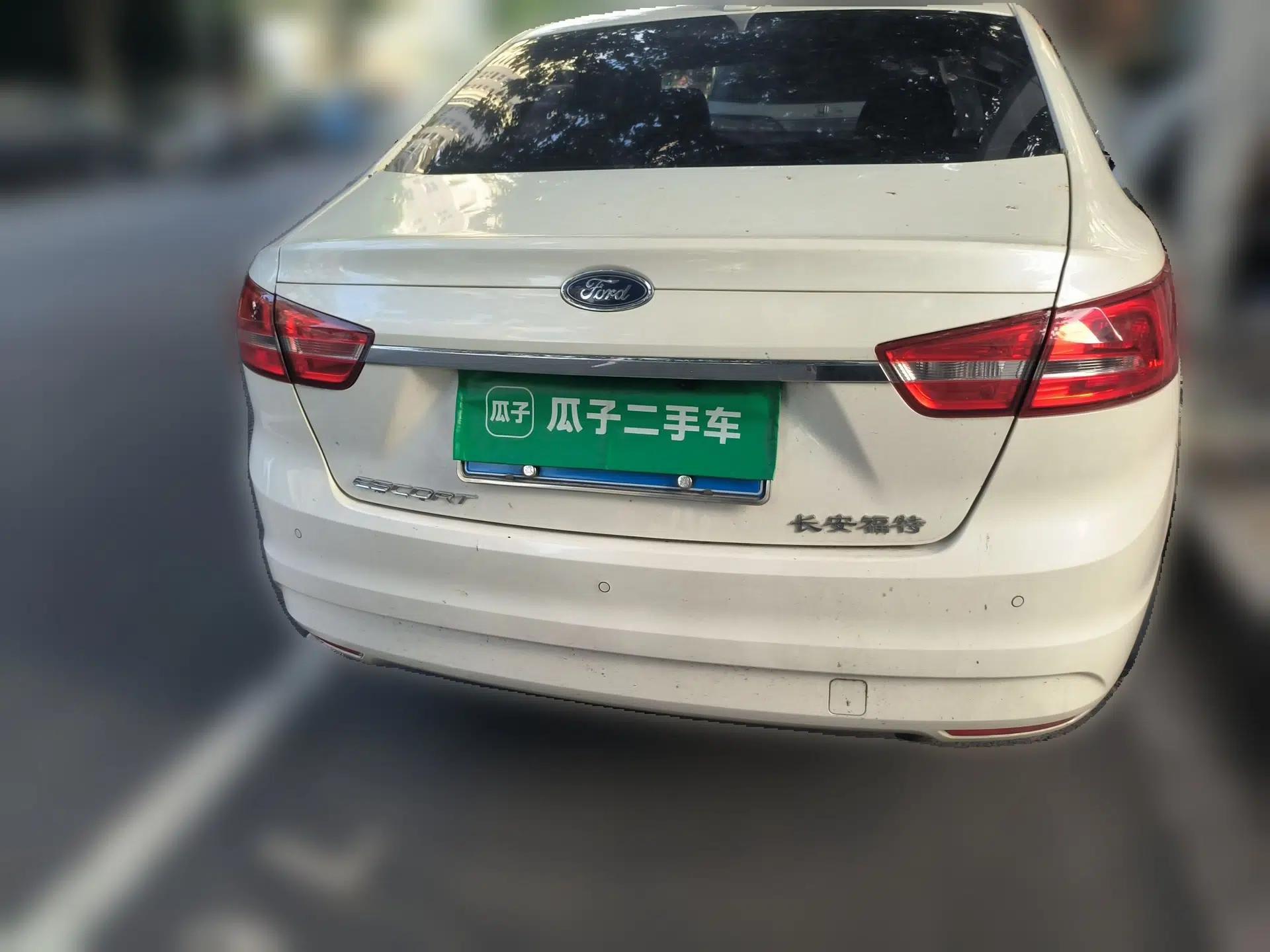 Ford Escort 2015 1.5L Automatic Fashion Model — миниатюра 5