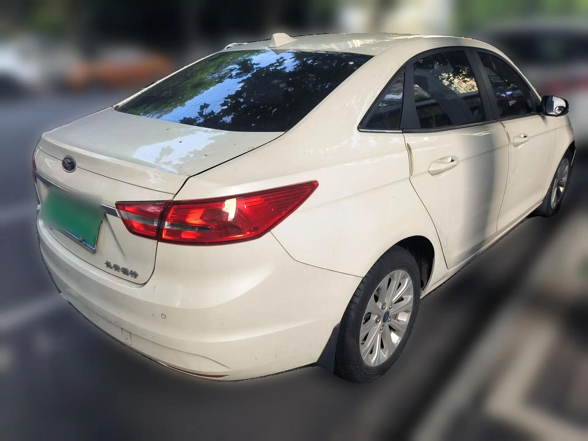 Ford Escort 2015 1.5L Automatic Fashion Model — миниатюра 6