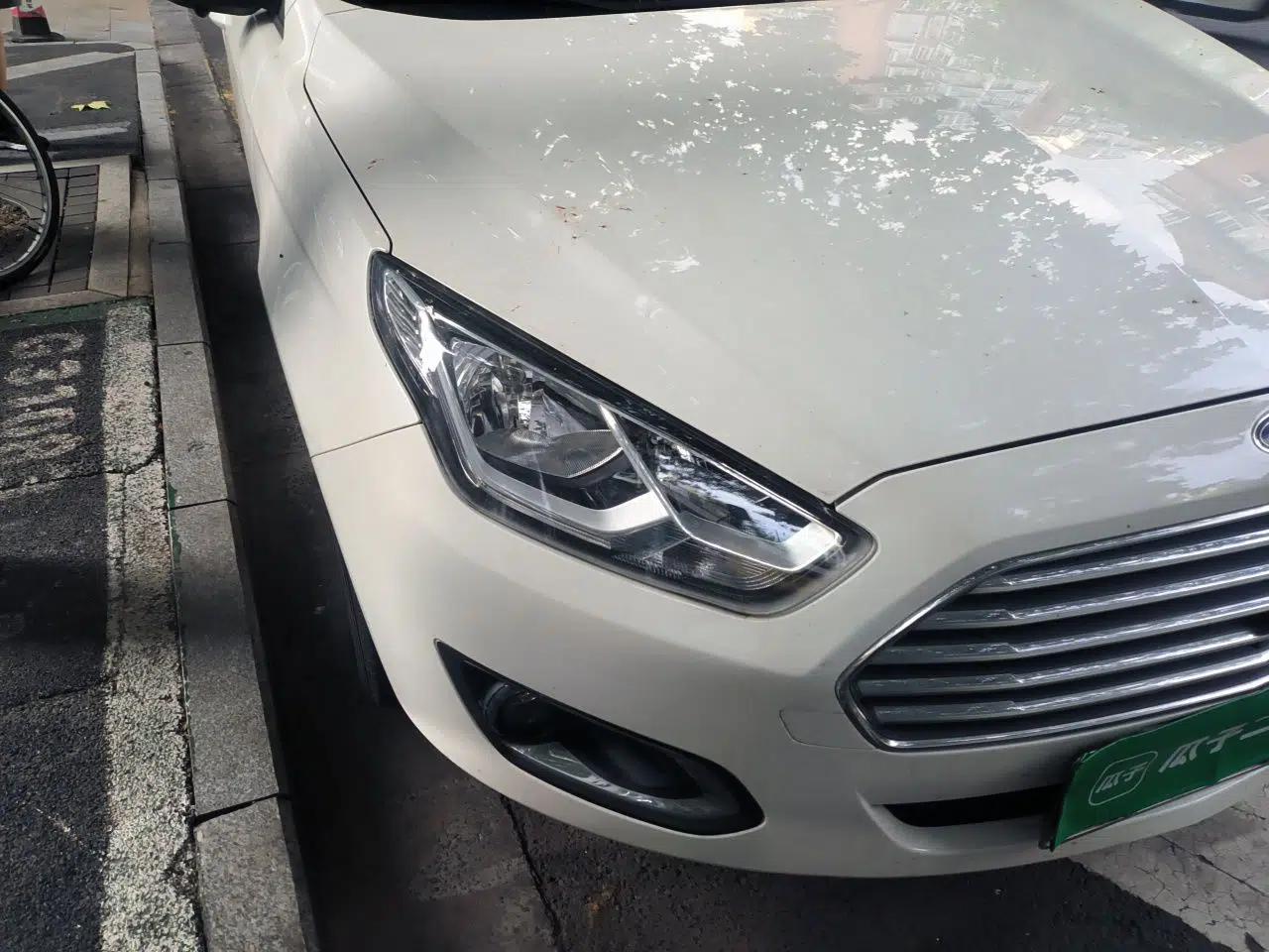 Ford Escort 2015 1.5L Automatic Fashion Model — миниатюра 7