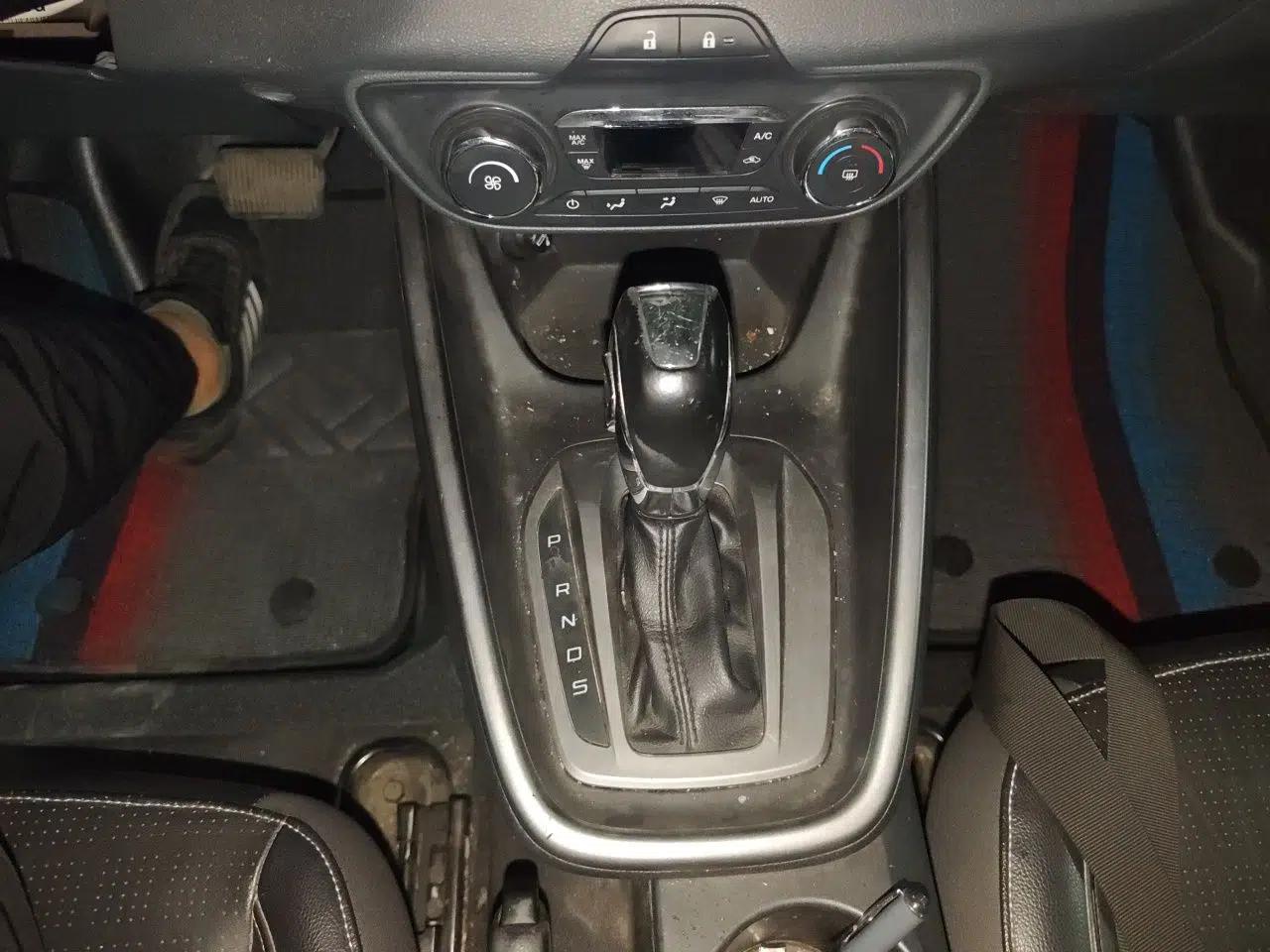 Ford Escort 2015 1.5L Automatic Fashion Model — миниатюра 14