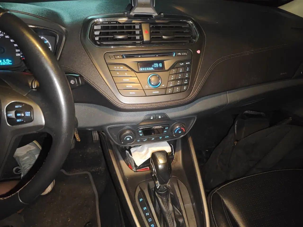 Ford Escort 2015 1.5L Automatic Fashion Model — миниатюра 13