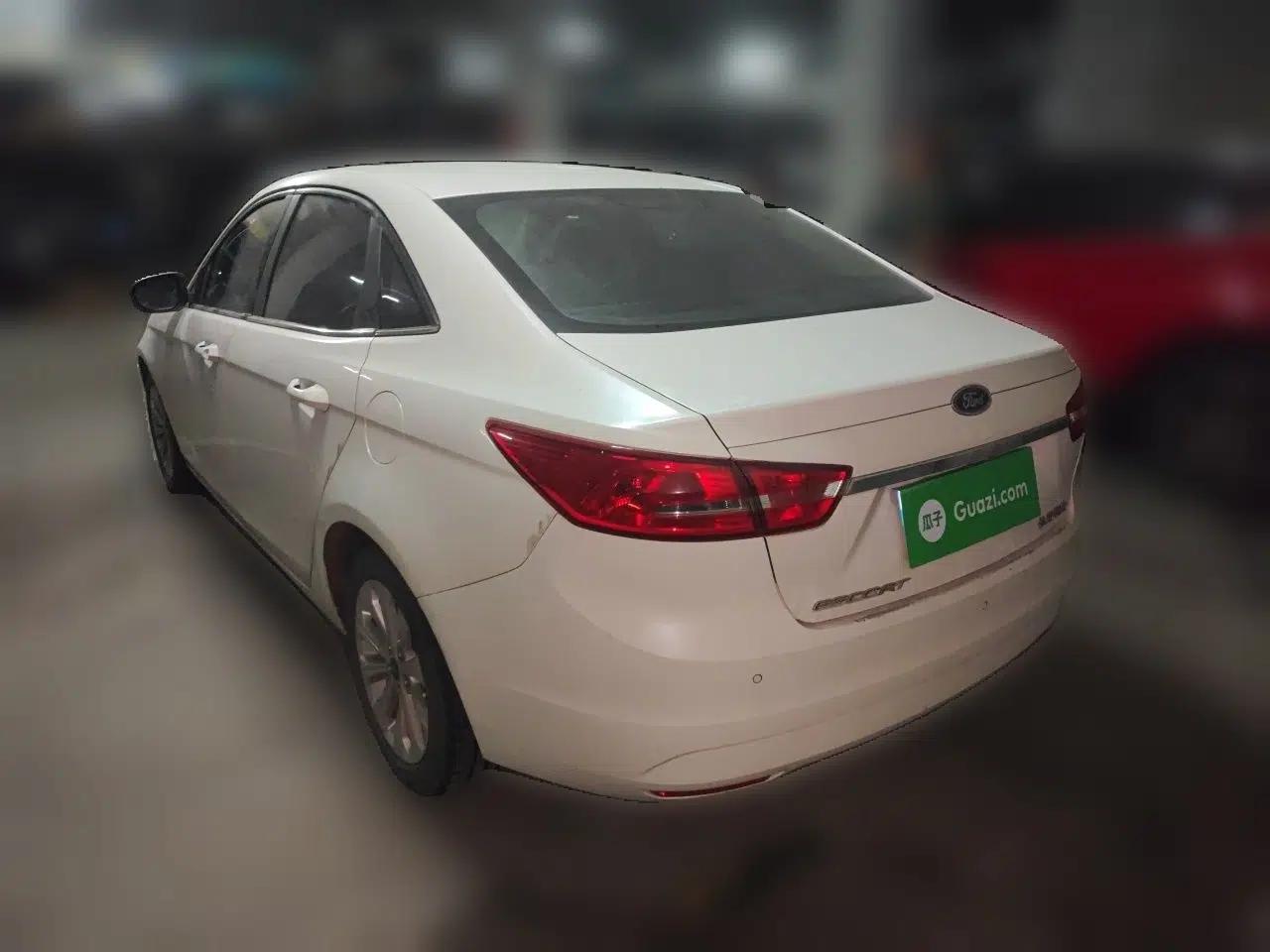 Ford Escort 2015 1.5L Automatic Fashion Model — миниатюра 4