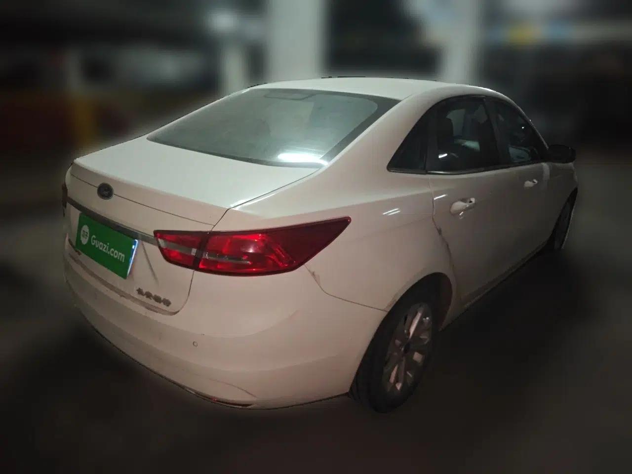 Ford Escort 2015 1.5L Automatic Fashion Model — миниатюра 6