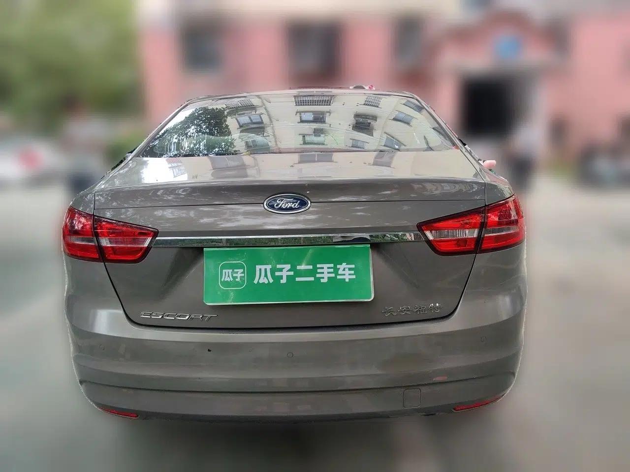 Ford Escort 2015 1.5L Automatic Fashion Model — миниатюра 5