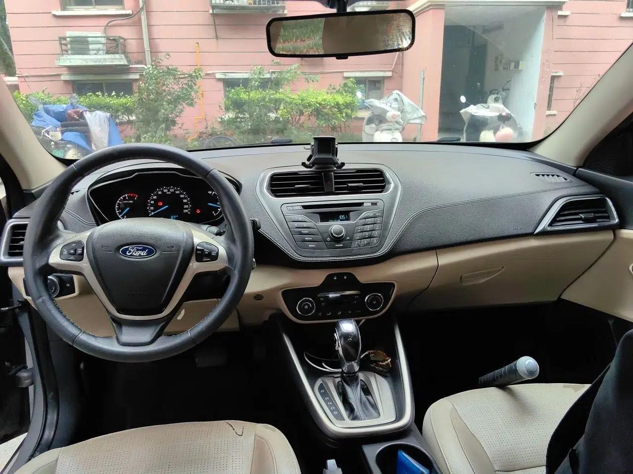 Ford Escort 2015 1.5L Automatic Fashion Model — миниатюра 9