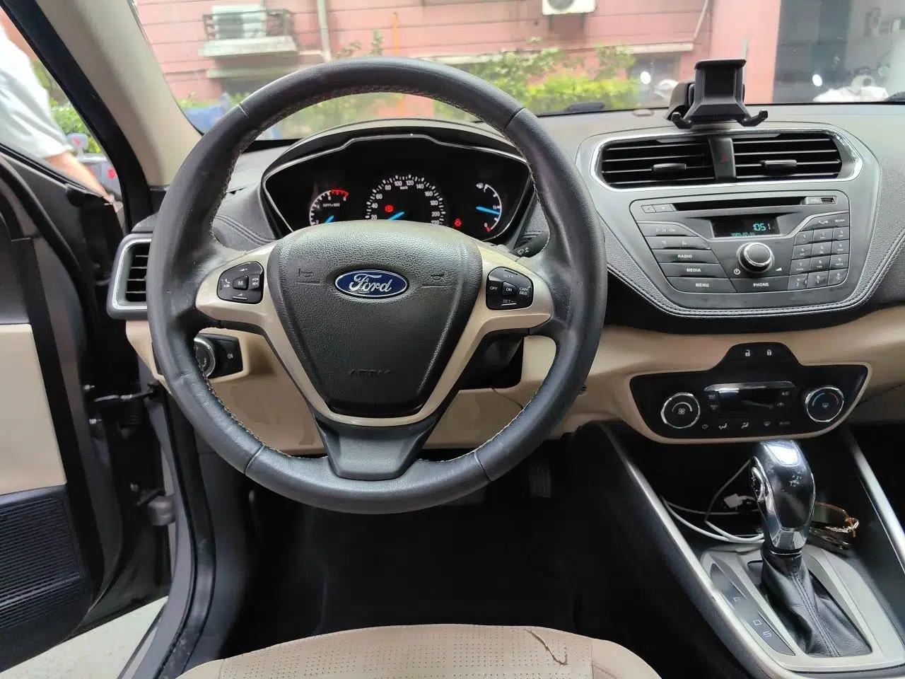 Ford Escort 2015 1.5L Automatic Fashion Model — миниатюра 10