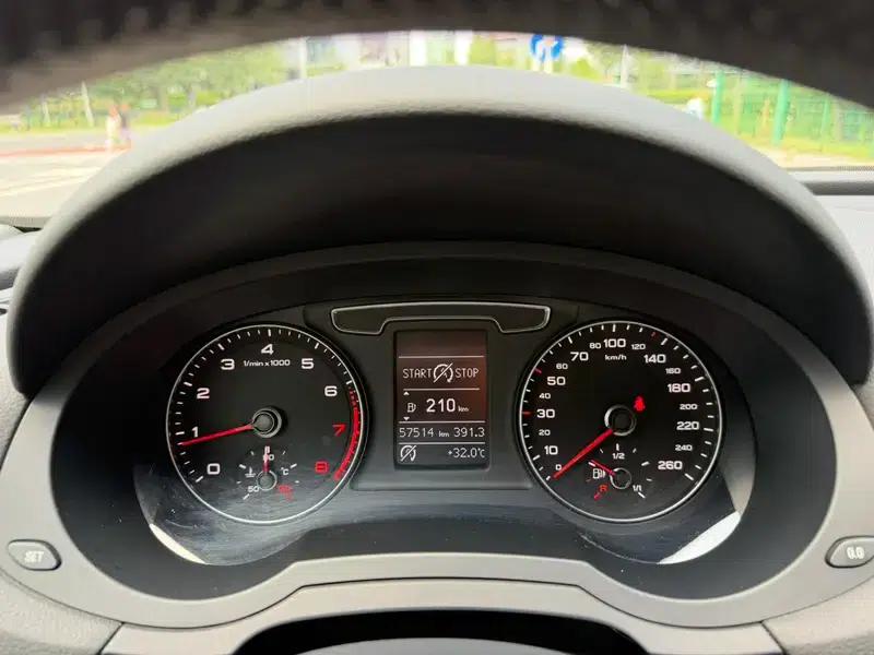 Audi Q3 2018 30th Anniversary Edition 30 TFSI Fashion Model — миниатюра 18