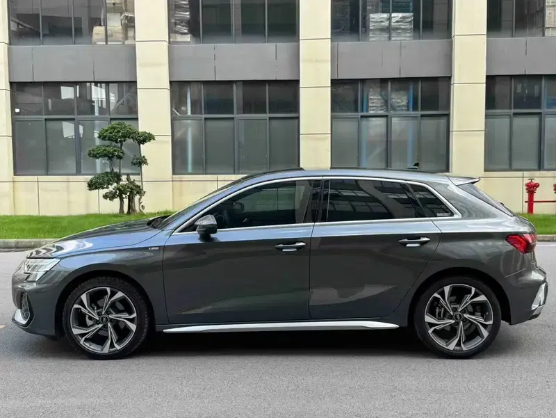 Audi A3 2026 Sportback 35 TFSI Flying Spur Luxury Edition — миниатюра 4