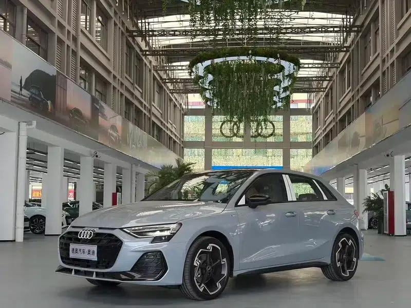 Audi A3 2025 Sportback 35 TFSI Flying Spur Luxury Edition + Luxury Package — миниатюра 1