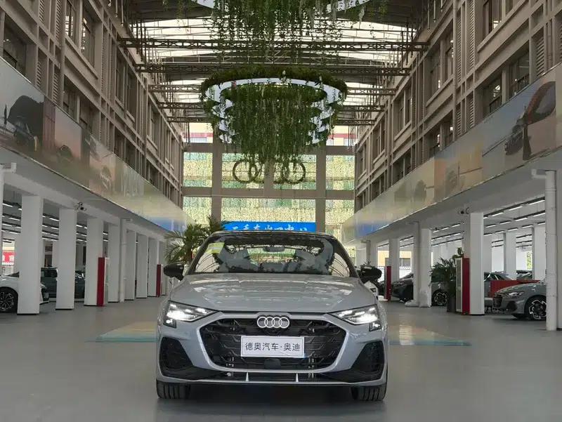 Audi A3 2025 Sportback 35 TFSI Flying Spur Luxury Edition + Luxury Package — миниатюра 2