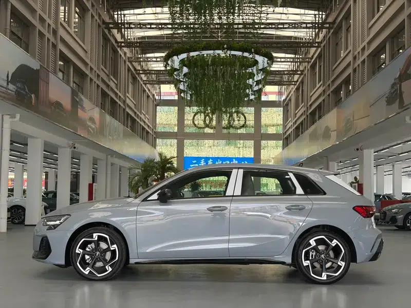 Audi A3 2025 Sportback 35 TFSI Flying Spur Luxury Edition + Luxury Package — миниатюра 3