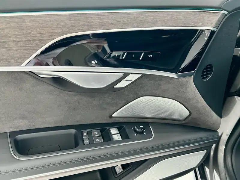 2021 Audi A8 A8L 55 TFSI quattro Premium — миниатюра 30