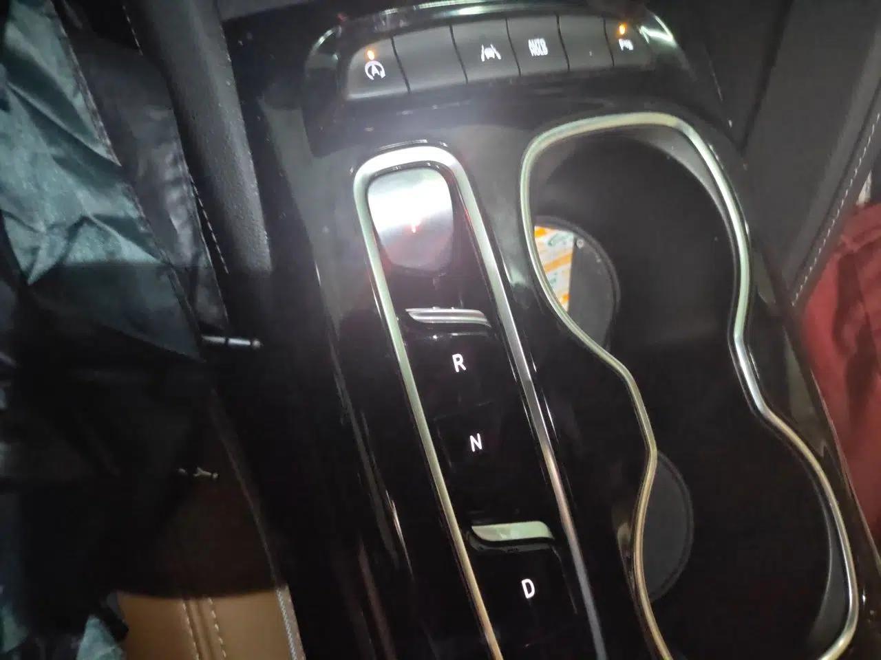 Buick Envision 2020 Encore S 652T Two-Wheel Drive Luxury Model — миниатюра 14