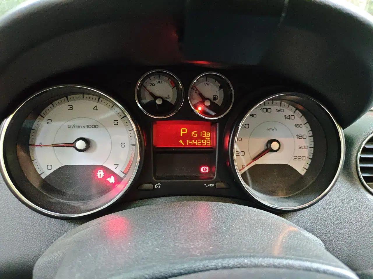 Peugeot 408 2013 2.0L Automatic Comfort Edition — миниатюра 11