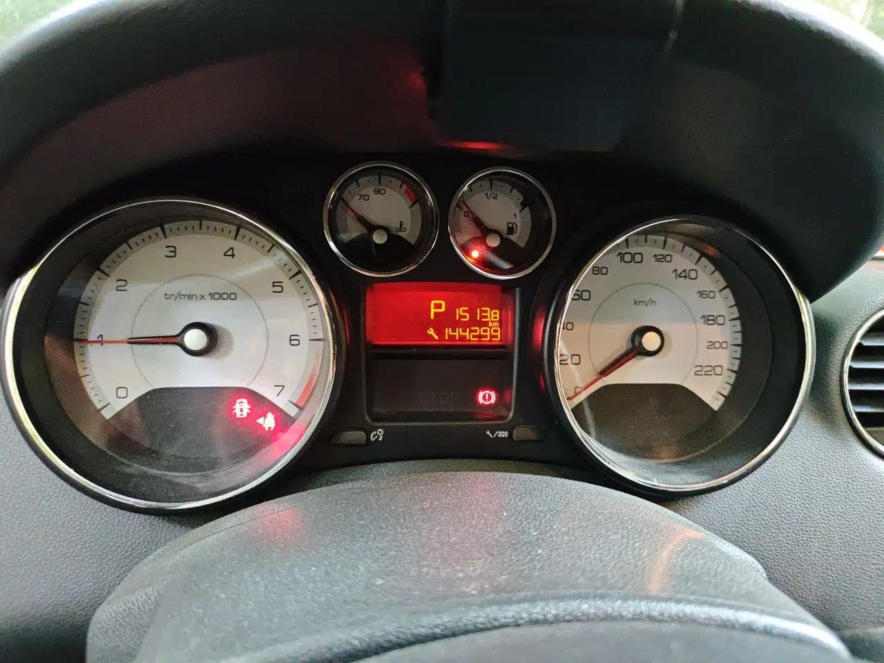 Peugeot 408 2013 2.0L Automatic Comfort Edition — миниатюра 12