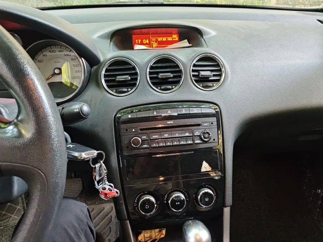 Peugeot 408 2013 2.0L Automatic Comfort Edition — миниатюра 13