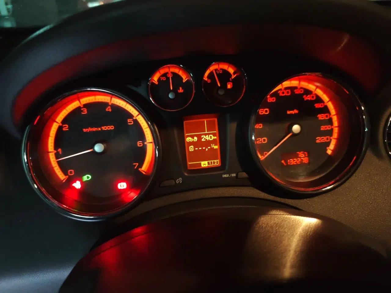 Peugeot 408 2011 2.0L Manual Comfort Edition — миниатюра 11