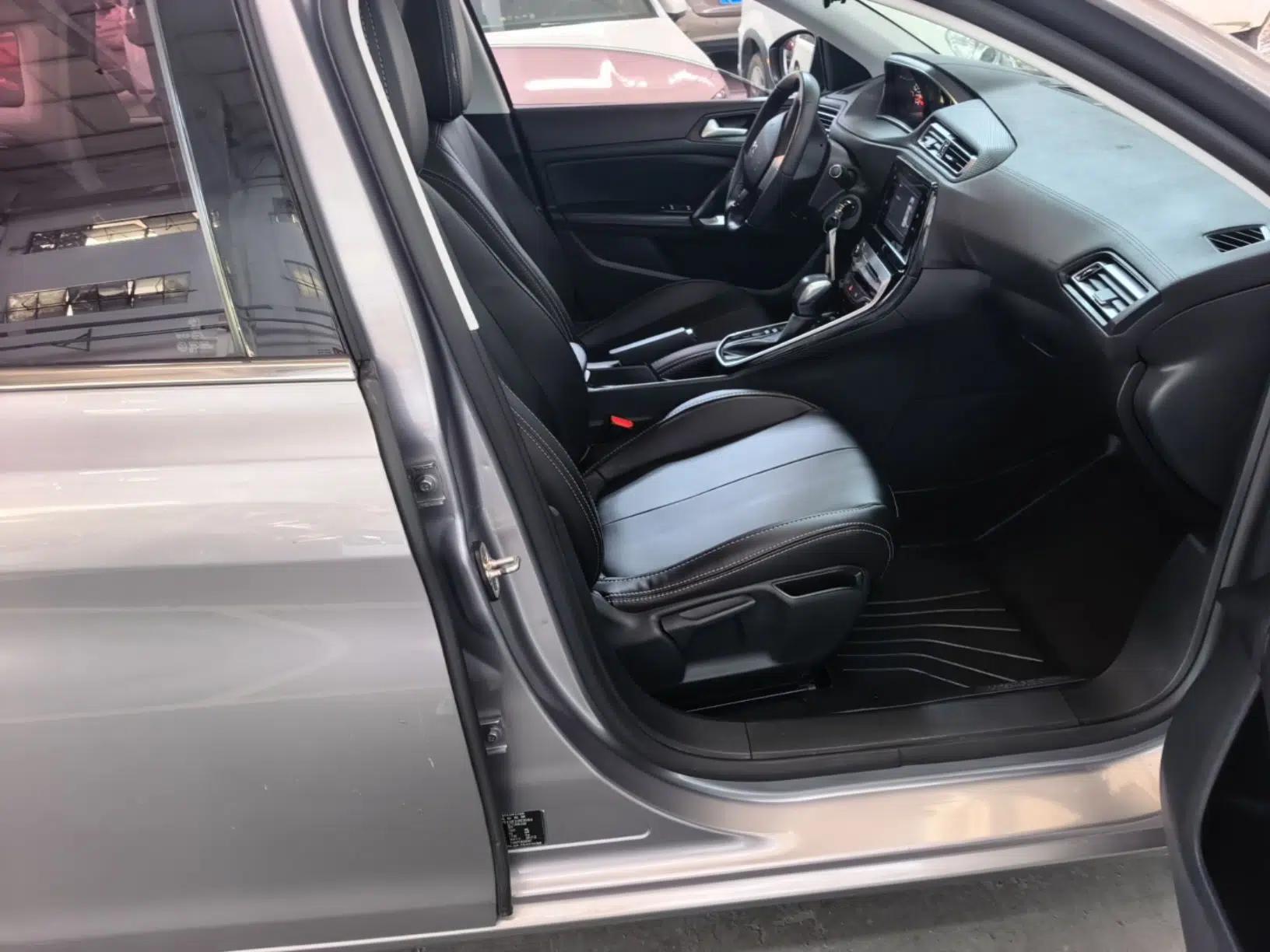 Peugeot 308 2018 1.6L Automatic Luxury Edition — миниатюра 19