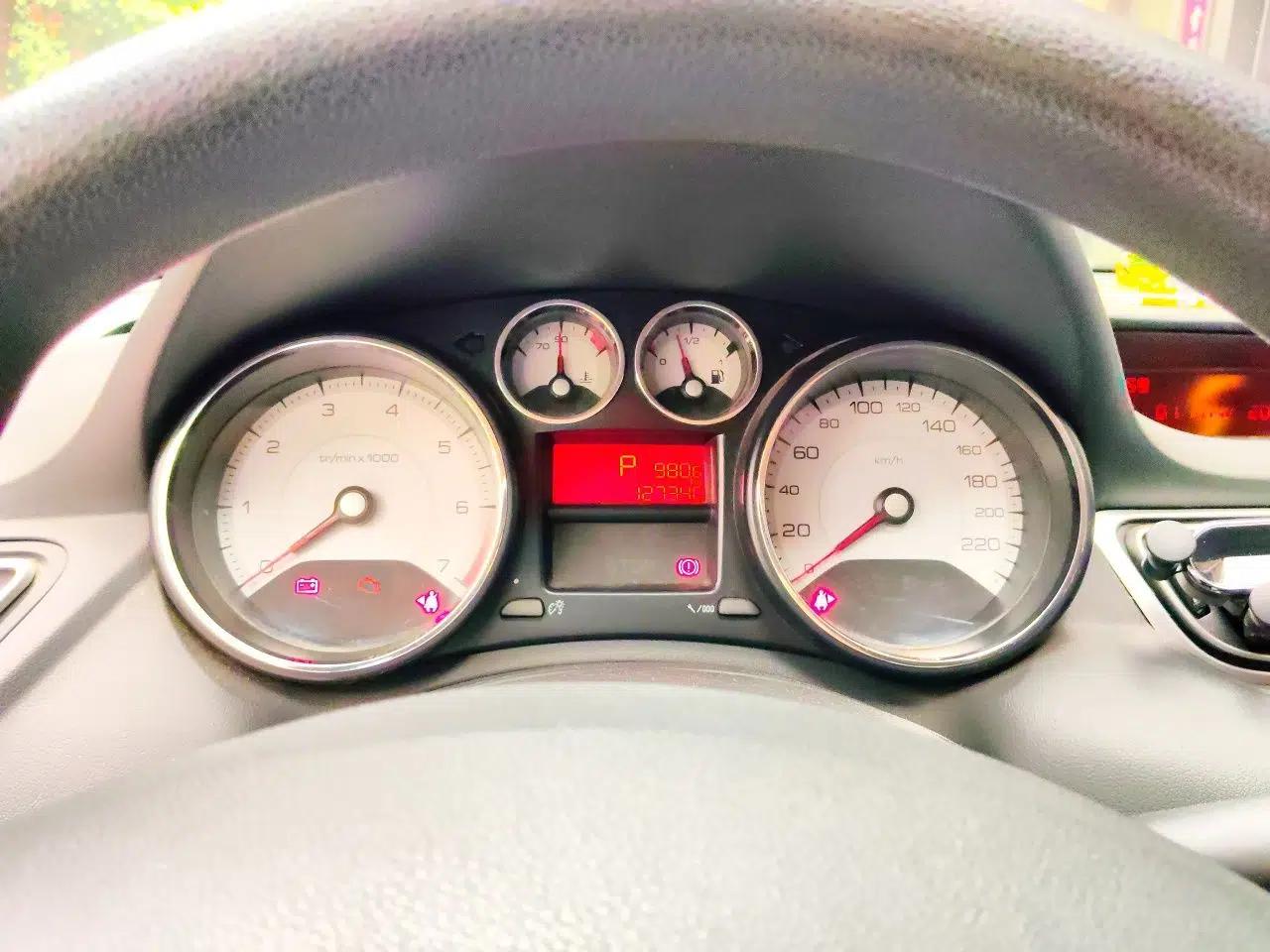 Peugeot 308 2014 Enjoy Edition Classic 1.6L Automatic Premium Model — миниатюра 8