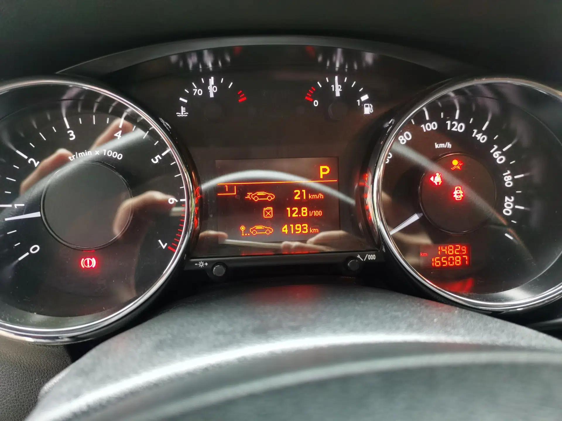 Peugeot 3008 2015 2.0L Automatic Classic Edition — миниатюра 11