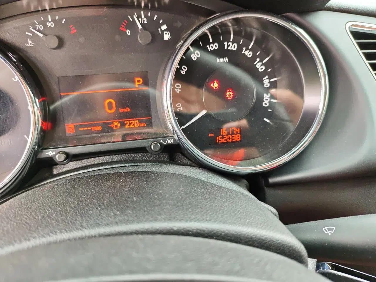 Peugeot 3008 2015 1.6THP Automatic Classic Edition — миниатюра 12