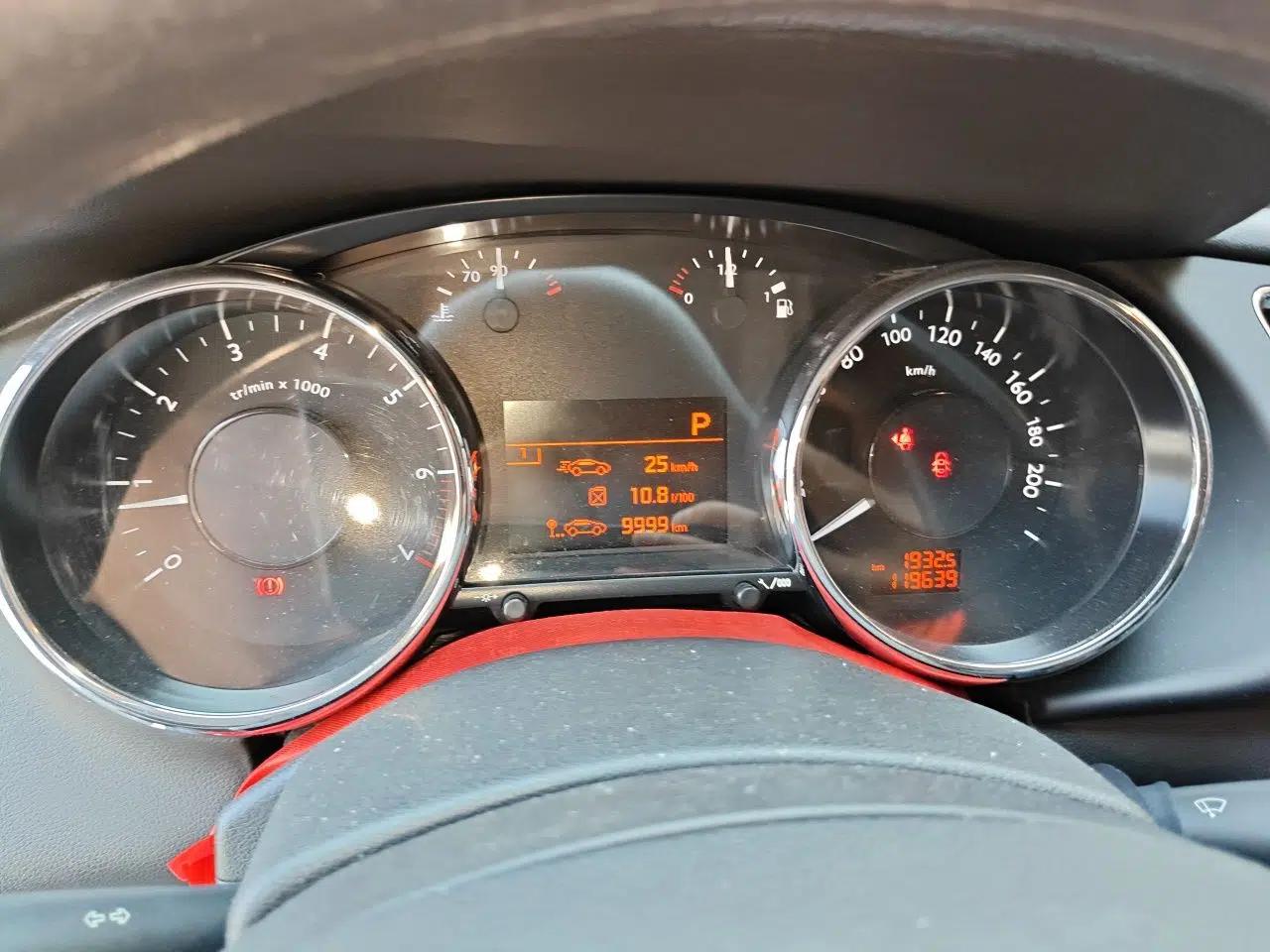 Peugeot 3008 2015 2.0L Automatic Classic Edition — миниатюра 11