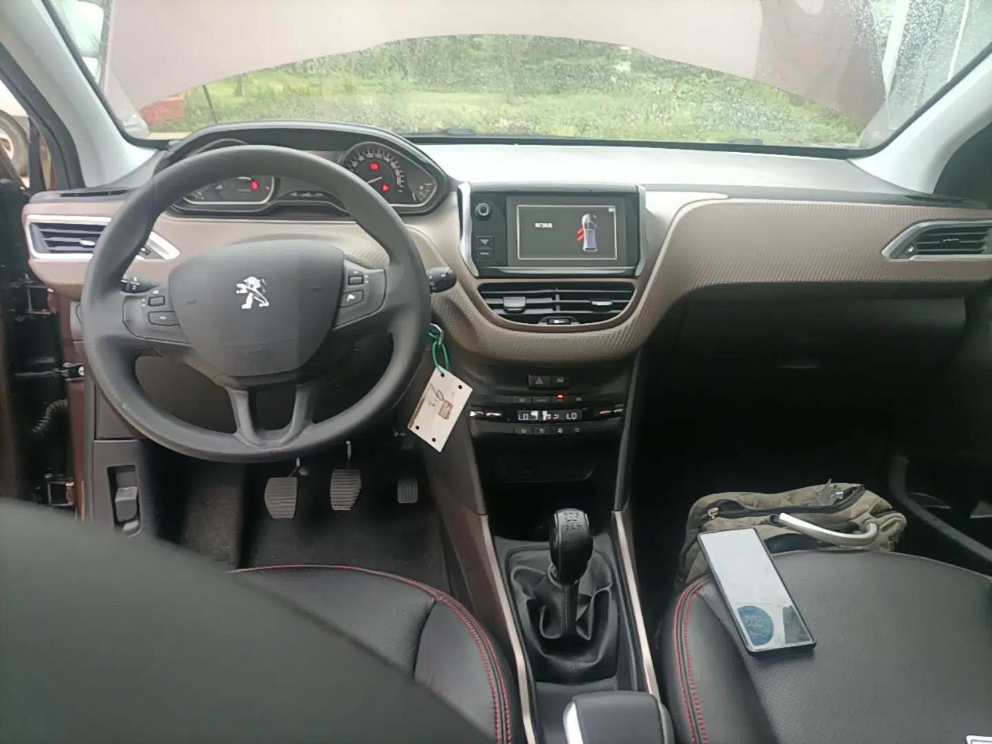 Peugeot 2008 2014 1.6L Manual Fashion Edition — миниатюра 17