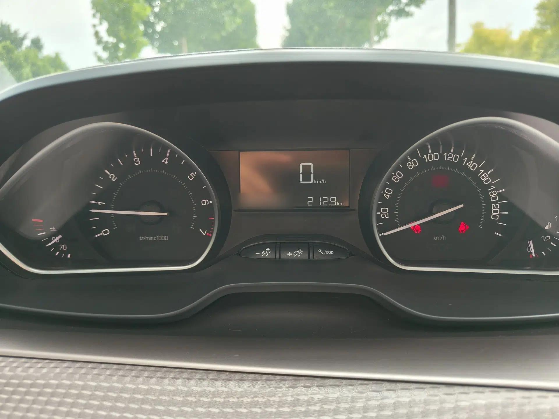 Peugeot 2008 2014 1.6L Manual Fashion Edition — миниатюра 19