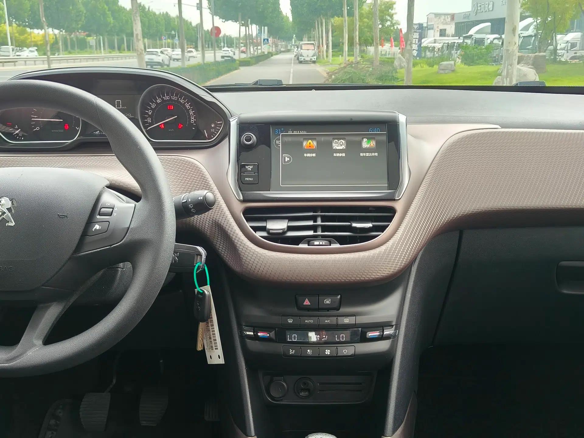 Peugeot 2008 2014 1.6L Manual Fashion Edition — миниатюра 20