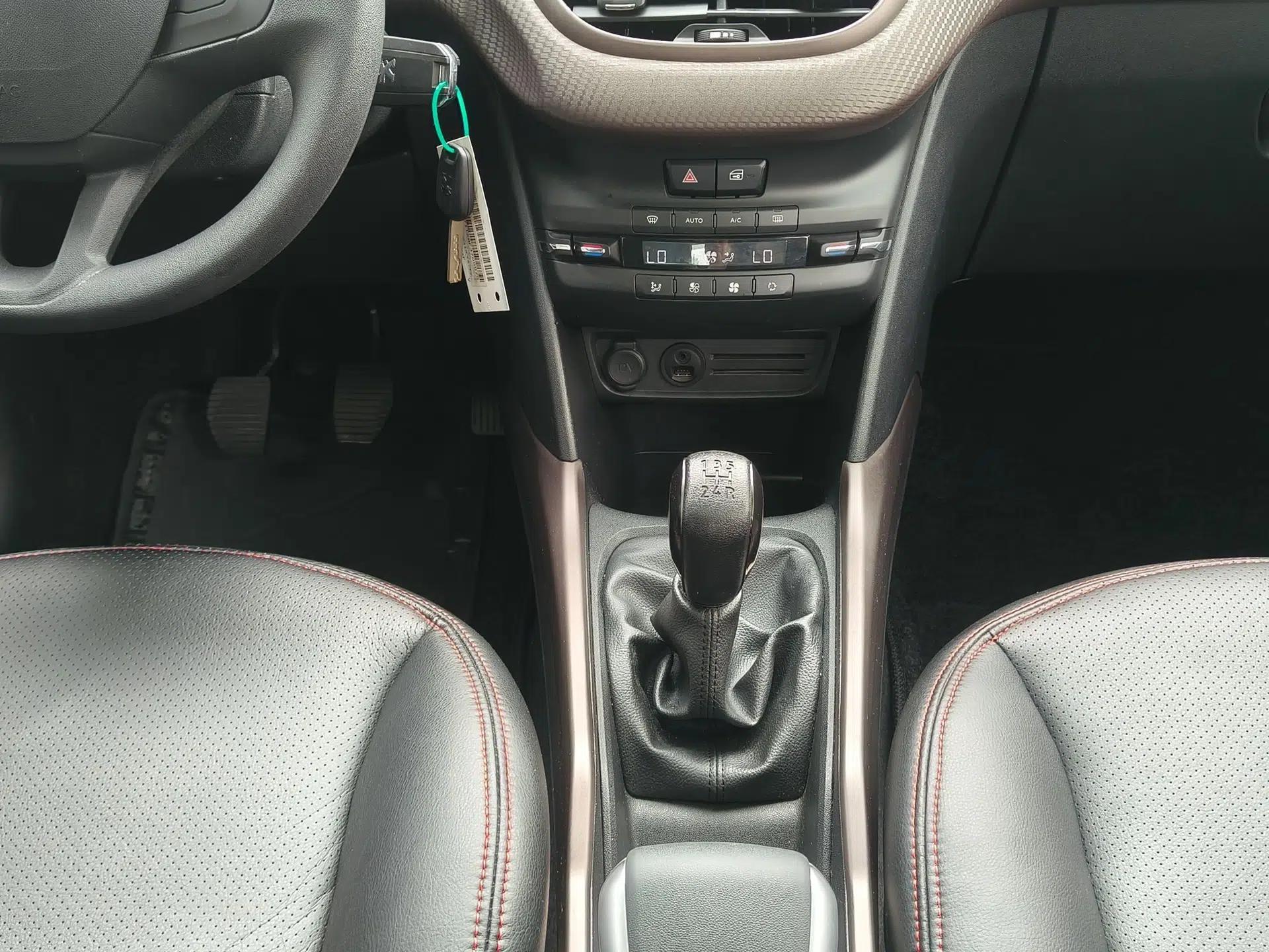 Peugeot 2008 2014 1.6L Manual Fashion Edition — миниатюра 21