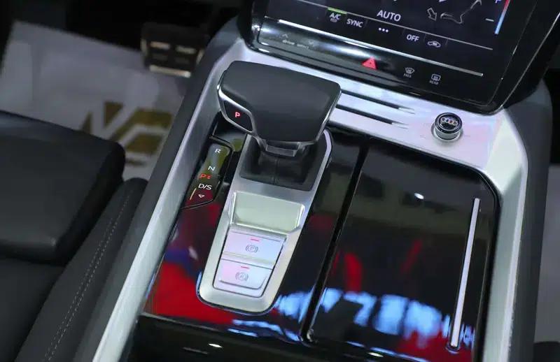 Audi Q6 2025 40TFSI quattro Commemorative Edition, Feathered Package, 7-seater — миниатюра 12