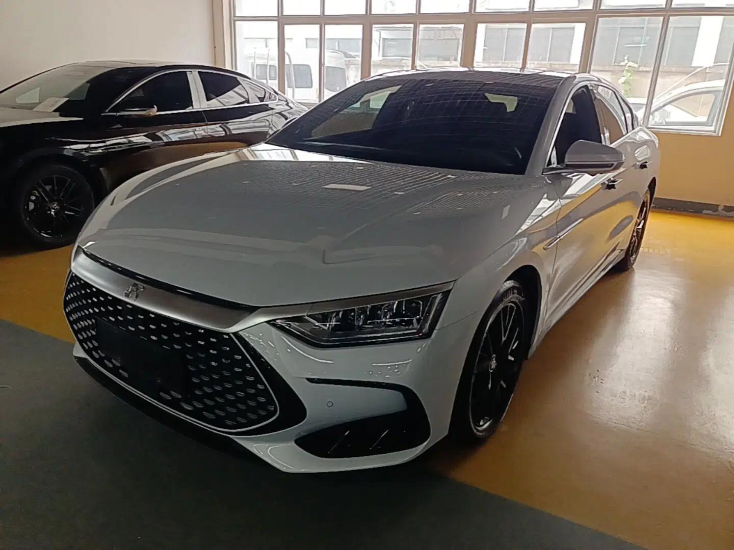 BYD Han 2024 DM-i Glory Edition 121KM Prestige Model — миниатюра 1