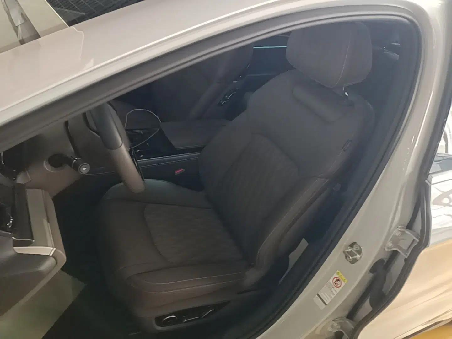BYD Han 2024 DM-i Glory Edition 121KM Prestige Model — миниатюра 17