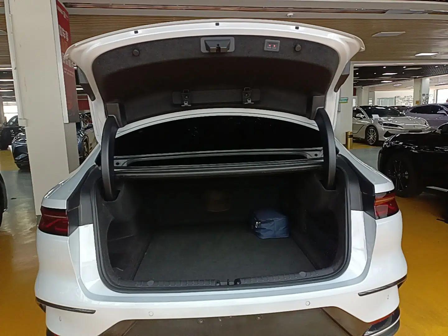 BYD Han 2024 DM-i Glory Edition 121KM Prestige Model — миниатюра 22