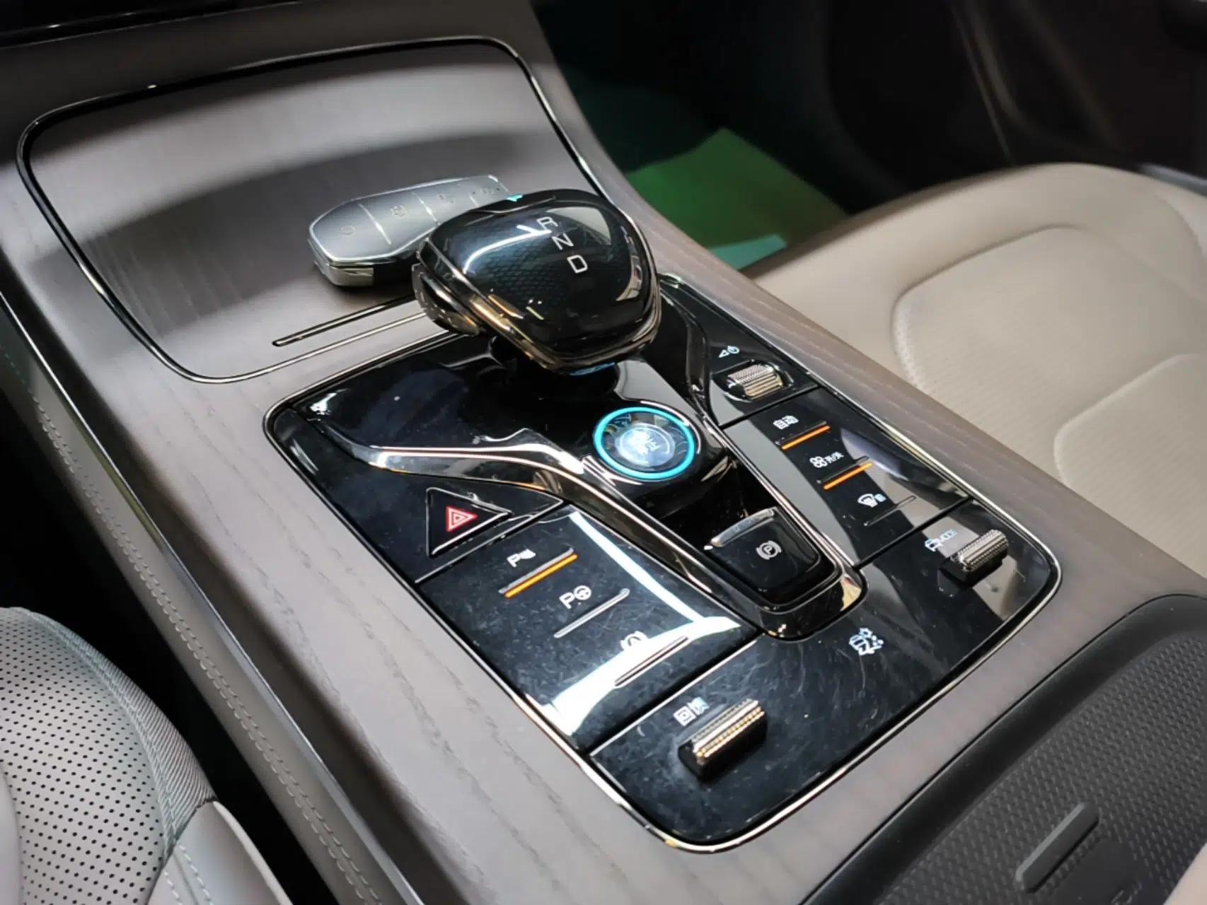 BYD Han 2024 EV Glory Edition 610 km All-Wheel Drive "Tian Shen Zhi Jia" Intelligent Driving Model — миниатюра 16