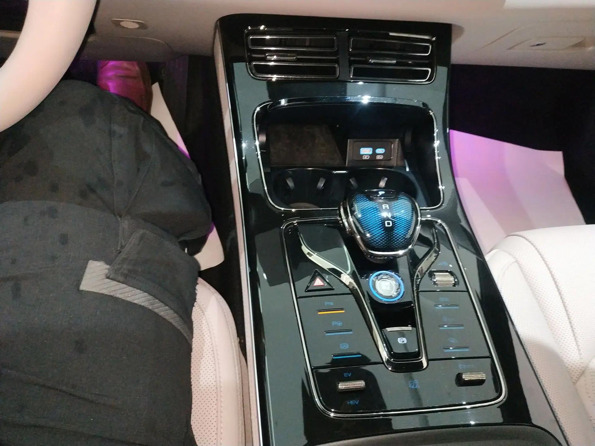BYD Han 2025 DM-i Smart Drive 125KM Prestige Model — миниатюра 16
