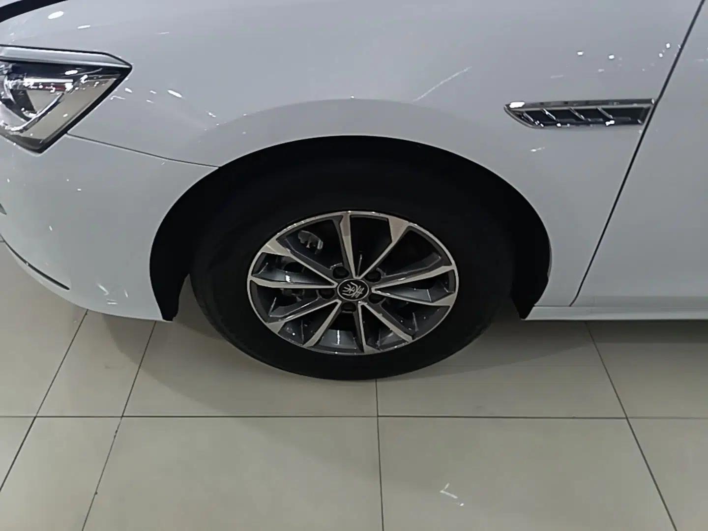 BYD Qin PLUS 2024 HONOR Edition DM-i 55KM Leading Model — миниатюра 10