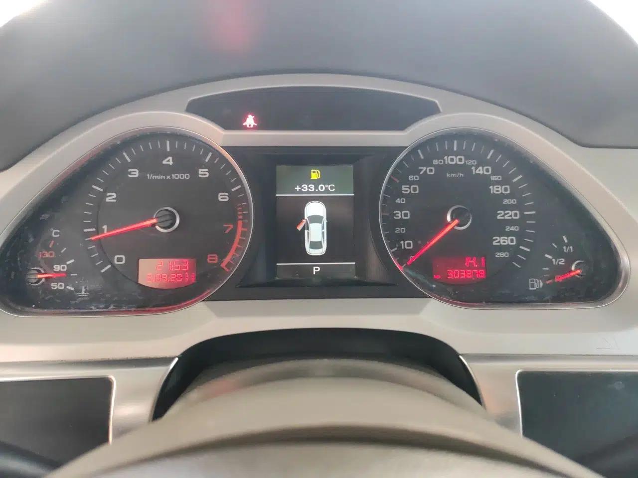 Audi A6L 2011 2.0 TFSI Automatic Standard Edition — миниатюра 11