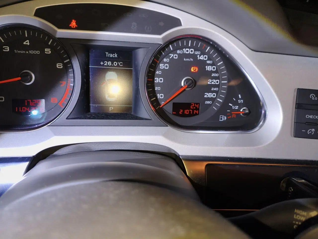 Audi A6L 2010 2.0 TFSI Automatic Standard Edition — миниатюра 12