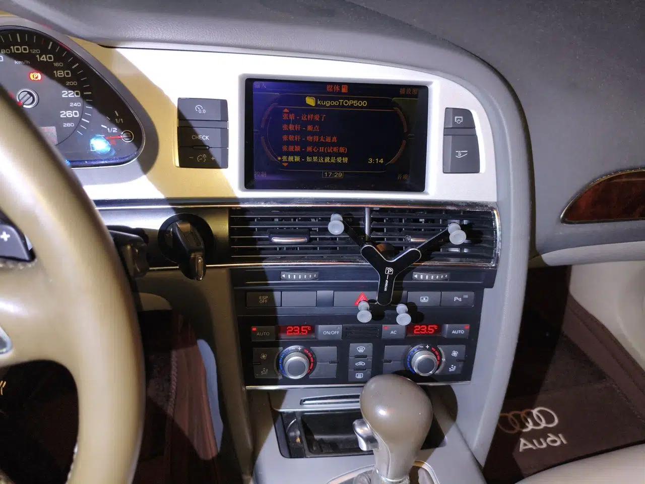 Audi A6L 2010 2.0 TFSI Automatic Standard Edition — миниатюра 13