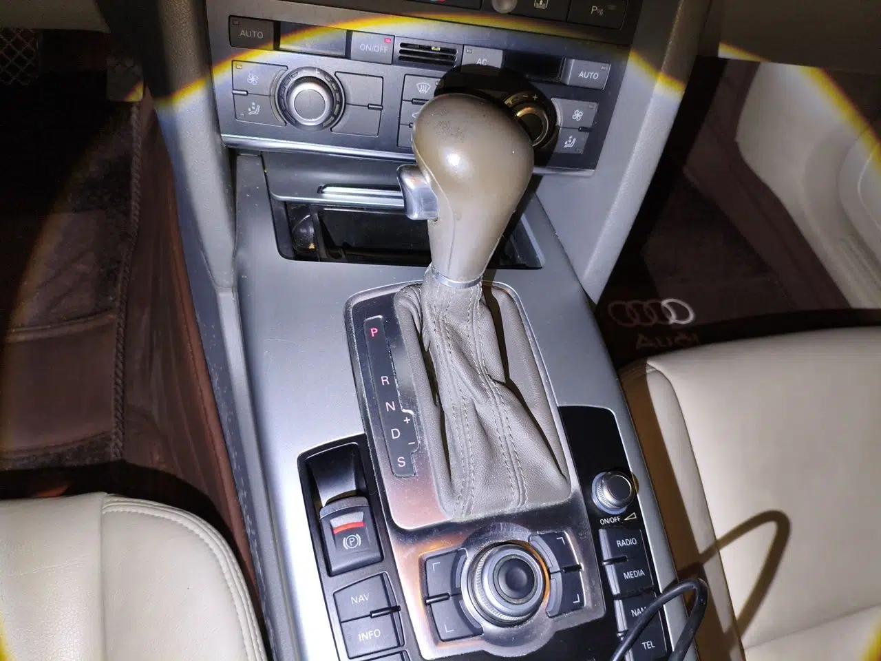 Audi A6L 2010 2.0 TFSI Automatic Standard Edition — миниатюра 14