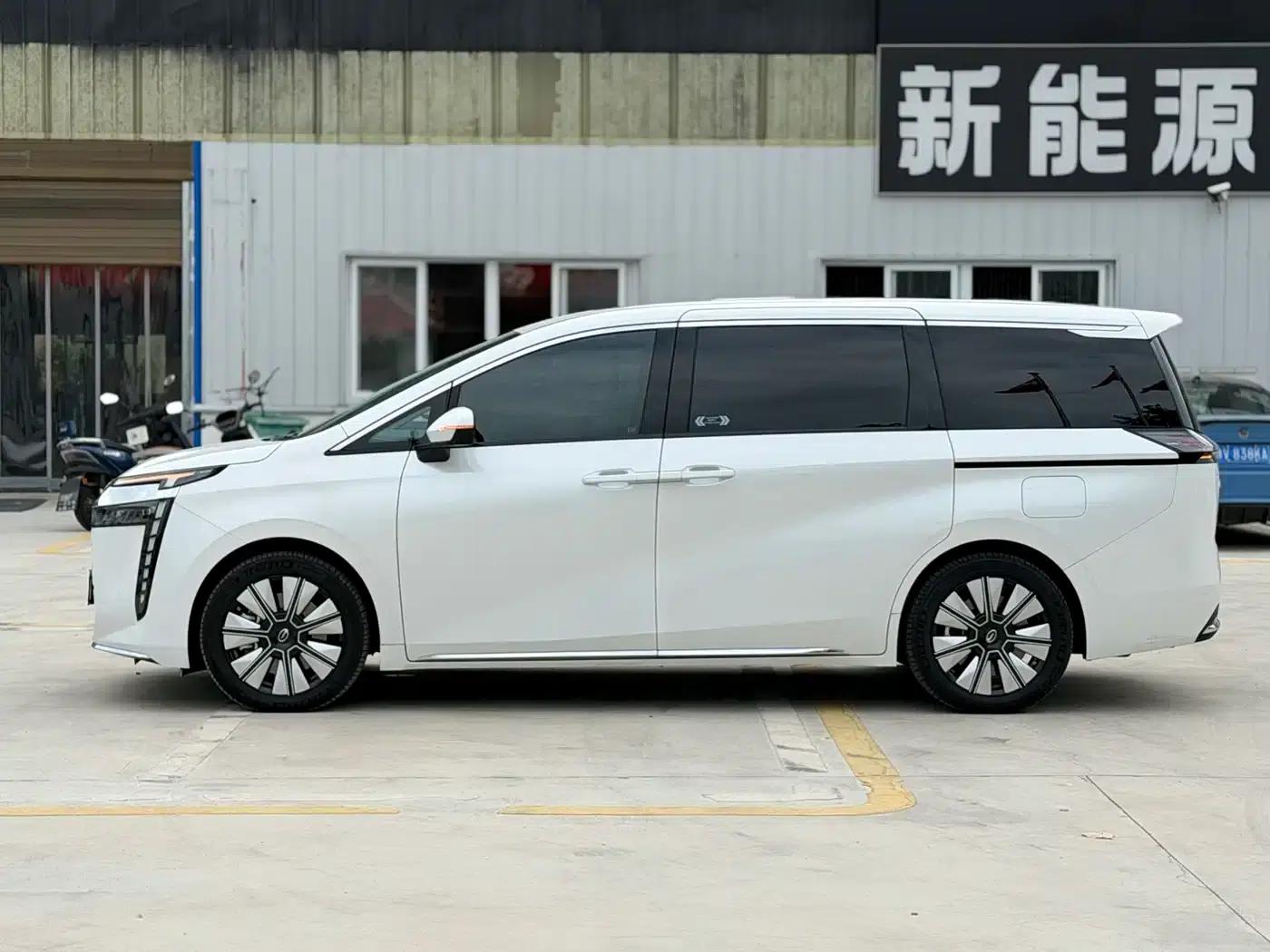 Trumpchi E8 PHEV 2024 Model 150km Dragon Glory+ — миниатюра 4