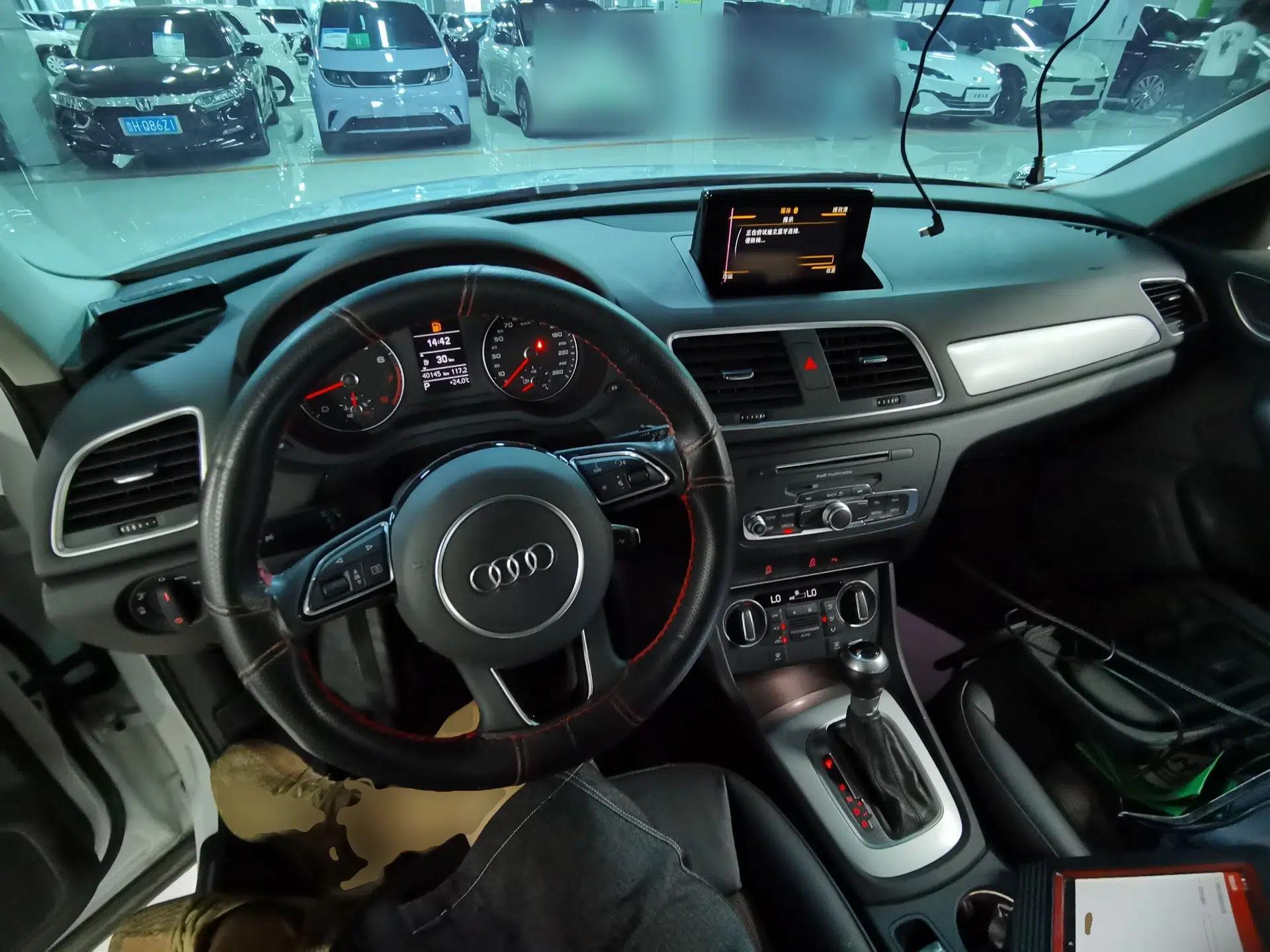 Audi Q3 2018 30th Anniversary Edition 30 TFSI Fashion Model — миниатюра 12