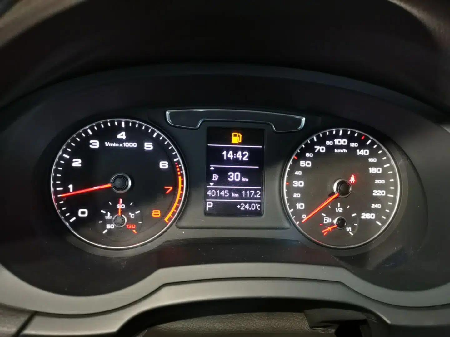 Audi Q3 2018 30th Anniversary Edition 30 TFSI Fashion Model — миниатюра 14
